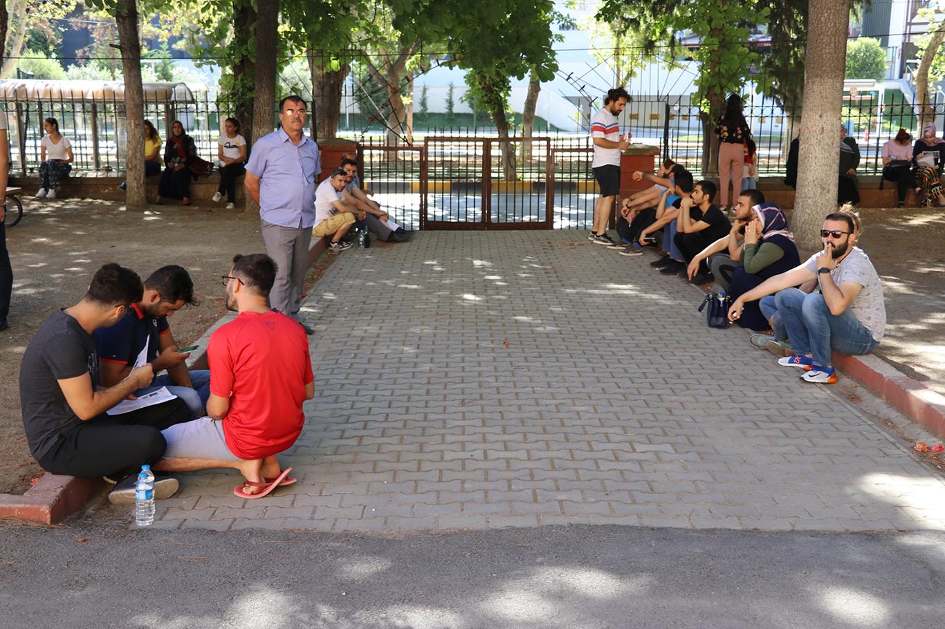 Türkiye genelinde bir milyon 234 bin 617 adayın katıldığı KPSS Lisans Genel Yetenek ve Genel Kültür oturumu Gaziantep’te heyecanla başladı.

